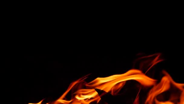 Acercado Cámara Lenta Video Fuego Ardiendo Oscuridad — Vídeo de stock