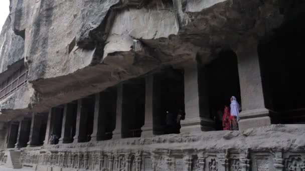 Cavernas Ellora Sob Rochas Colina Índia Mulher Explorando Cavernas Ellora — Vídeo de Stock
