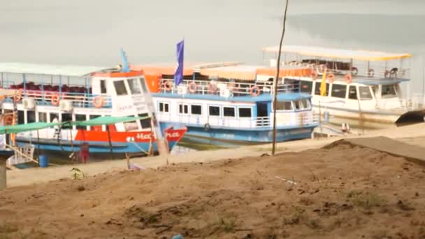 4K相机运动夹三艘漂亮的渡船在海滨停泊 — 图库视频影像