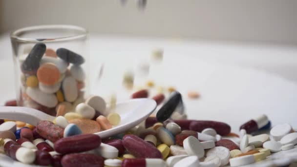 Enorme Aantal Verschillende Soorten Pillen Capsules Vallen Naar Beneden — Stockvideo