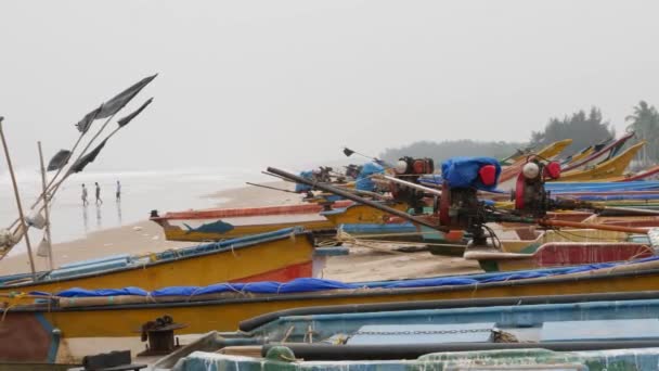 Barcos Estacionados Orilla Gente Caminando Agua — Vídeo de stock