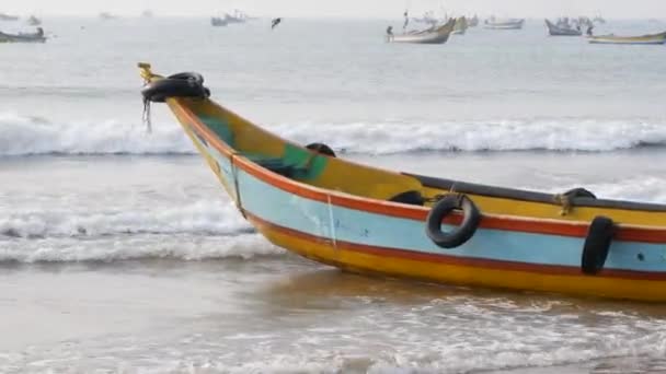 Ein Mann Schiebt Ein Fischerboot Mit Mühe Durch Die Kraft — Stockvideo