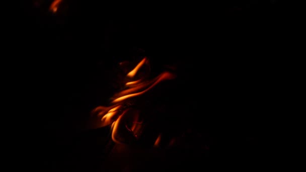 Φωτιά Καίει Επίδραση Αέρα Στη Φλόγα Στο Σκοτάδι — Αρχείο Βίντεο