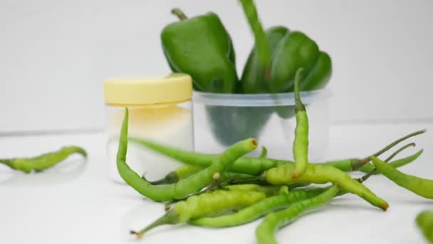 Padající Zelené Chilli Papričky Bílého Pozadí — Stock video