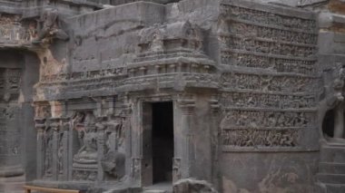 Farklı tasarımlarla Ellora mağaralarının yatay görüntüsü
