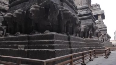 Ellora mağaralarının içinde sıralanmış fil heykelleri.