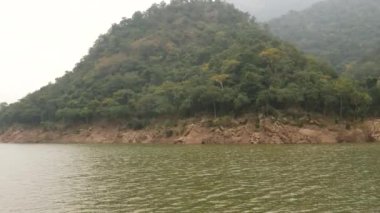 Bush dağı gökyüzü ve yeşil deniz