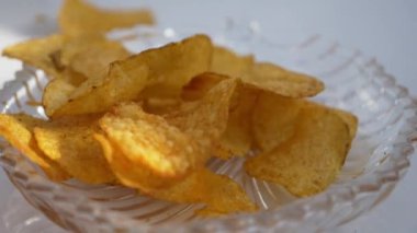 Yavaş çekim uçan patates cipsi