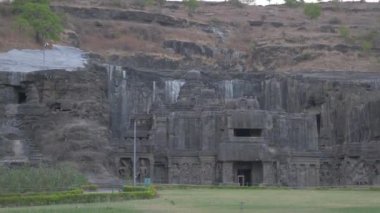 Ellora mağaralarının yatay görüntüsü Ellora mağaralarının giriş kapısı.