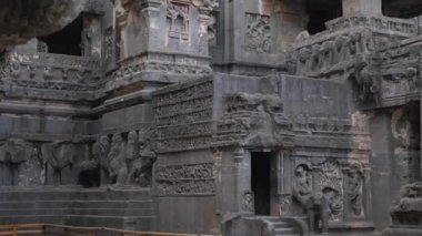 Ellora mağaralarının ve tapınaklarının kompleksinde çekilmiş video görüntüleri. Ellora Aurangabad Maharashtra Hindistan