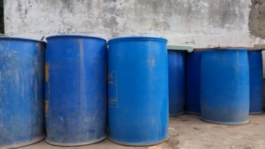 Varoşlarda yaşayan insanlar için mavi konteynırlarda saklanan içme suyu.