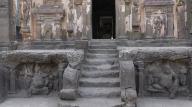 Eski tapınağa giden merdivenler, Ellora mağarasının görüntüleri.