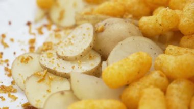Yavaş çekimde altın patates cipsinin üzerine düşen güç.