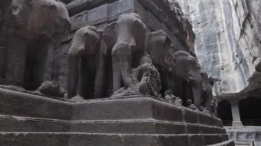 Maharashtra 'daki Ellora mağaralarında fil heykelleri.