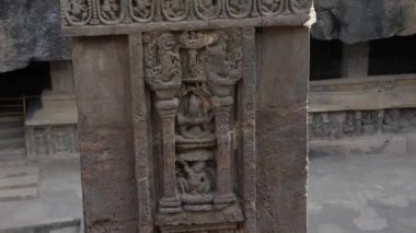 Hindistan 'daki Ellora mağarasının duvarlarında farklı tasarımlar var.