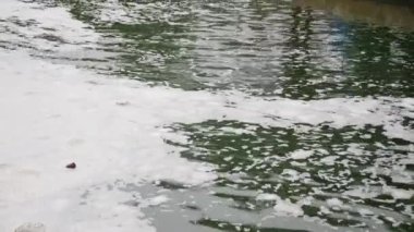 Büyük çöp yığını içinde su var.