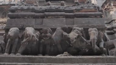 Ellora mağaralarındaki çeşitli hayvan heykellerinin yakın çekimleri.