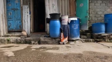 Varoşlarda yaşayan insanlar için mavi konteynırlarda saklanan içme suyu.