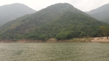 Hala 4k klip bir tepe, gökyüzü dağı ve denizin dikiz görüntüsü
