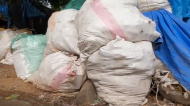 Dharavi Gecekondu Mahallesi, Mumbai, Hindistan 'da Sokak ve Evlerin Geniş Açı Görünümü