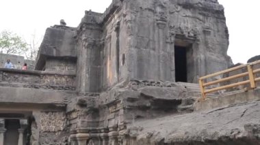 Tepenin altındaki Ellora mağaralarının dikey görüntüsü.