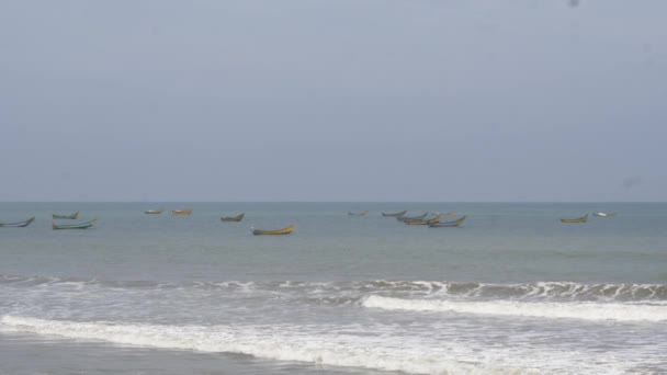 마이크 바다에서 어선들의 사진을 — 비디오