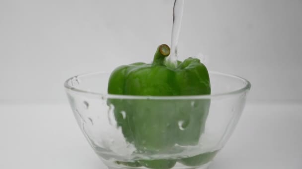 Fallande Grön Capsicum Vattenskål — Stockvideo