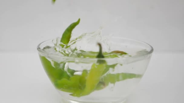 Padající Zelené Chilli Papričky Vodní Míse — Stock video