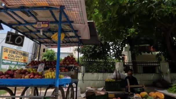 Vendedor Frutas Vendendo Mamão Sob Galpão Árvore — Vídeo de Stock