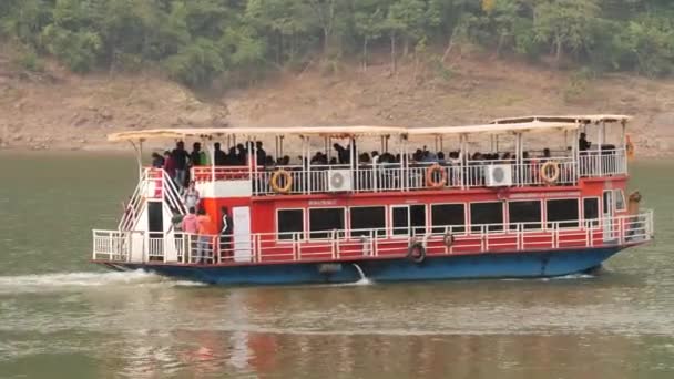 Ángulo Retroceso Una Cámara Movimiento Ferry Móvil Con Pasajeros Bordo — Vídeo de stock