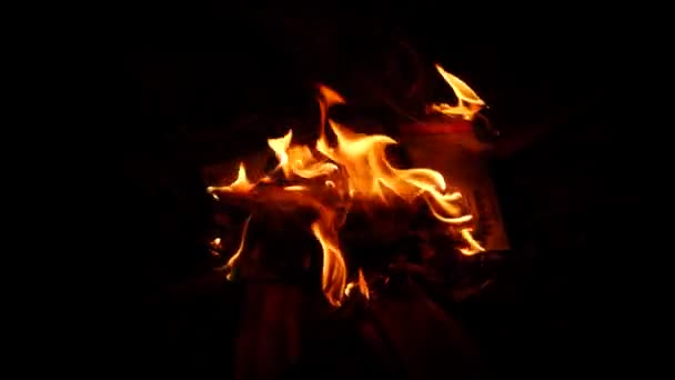 Tűzben Zoomolva Éget Egy Alkatrészt Sötét Háttér — Stock videók