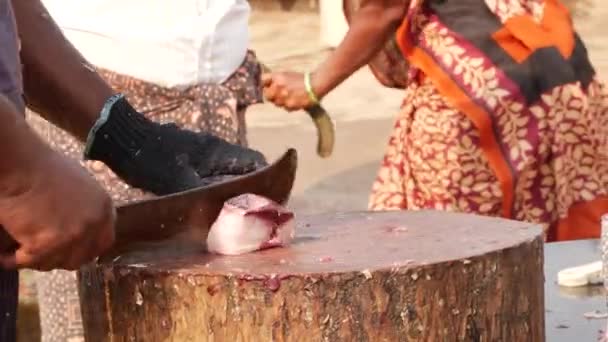 Muž Používající Šavli Aby Rozřezal Velkou Rybu Pět Kousků Žena — Stock video
