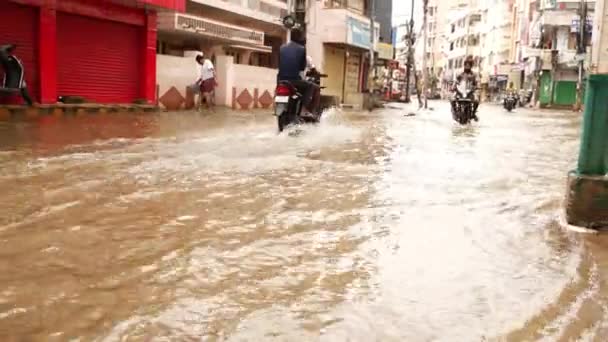 大雨時の洪水期に泥水の広い汚れた川 — ストック動画
