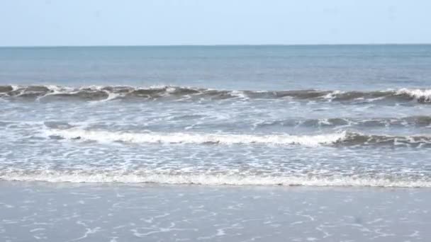 Tillbaka Till Tillbaka Små Havsvågor Stranden — Stockvideo