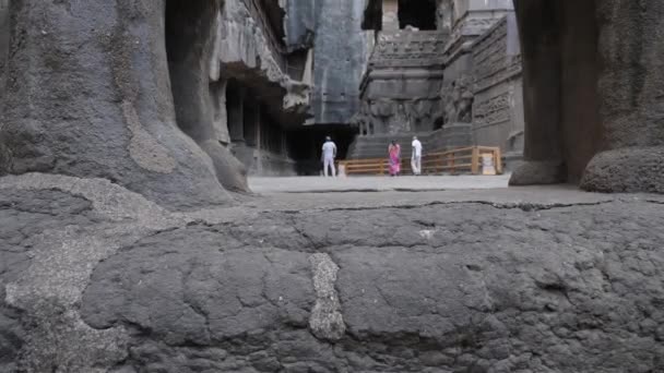 Двое Мужчин Одна Женщина Далеко Пещерах Эллоры — стоковое видео