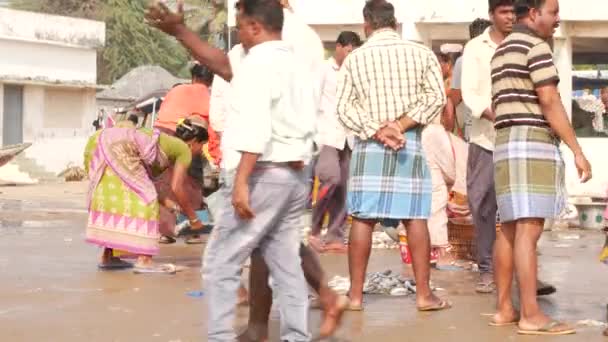 Kobieta Pakująca Małe Sardynki Patelni Mężczyzn Rozmawiających Chirala Fish Market — Wideo stockowe