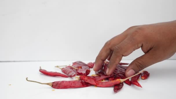 人間の手で乾燥させた赤唐辛子 — ストック動画