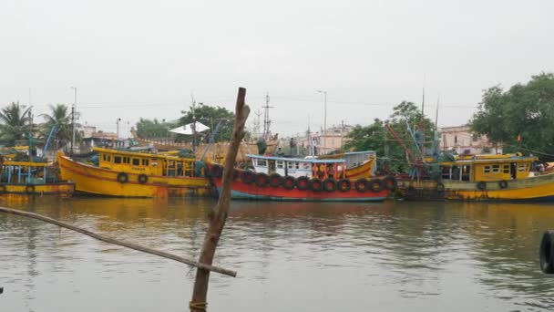 渔船停靠在海滨的景象 — 图库视频影像