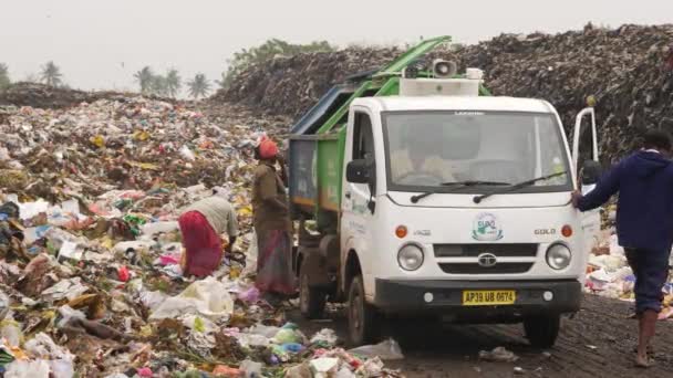 Pessoas Que Verificam Substância Útil Lixo Caíram Por Camião Que — Vídeo de Stock