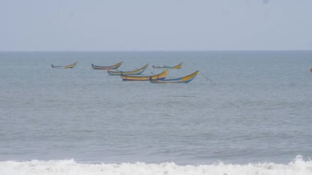 Snímek Rybářských Člunů Stojící Centru Mořské Vody — Stock video