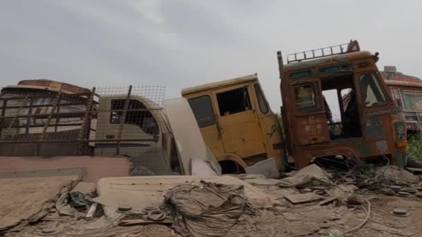 Οχήματα Ξύστε Στην Μάντρα Κατεστραμμένα Μέρη Του Σώματος Φορτηγών — Αρχείο Βίντεο