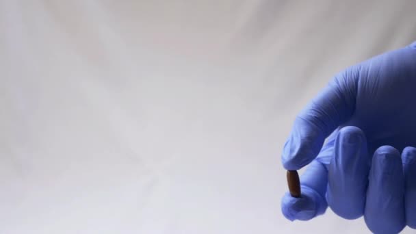 Medizinische Pille Mit Den Fingern Eingenommen — Stockvideo