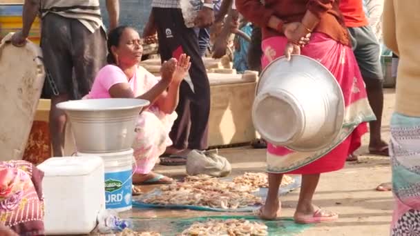Vrouw Verkoopt Kleine Vissen Mensen Onderhandelen Een Vismarkt Chirala Fish — Stockvideo