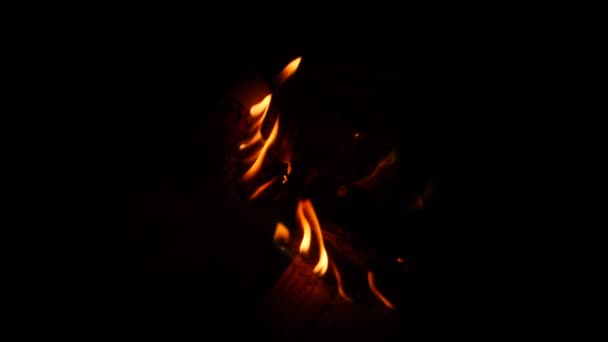 暗闇の中でゆっくり燃える炎 — ストック動画