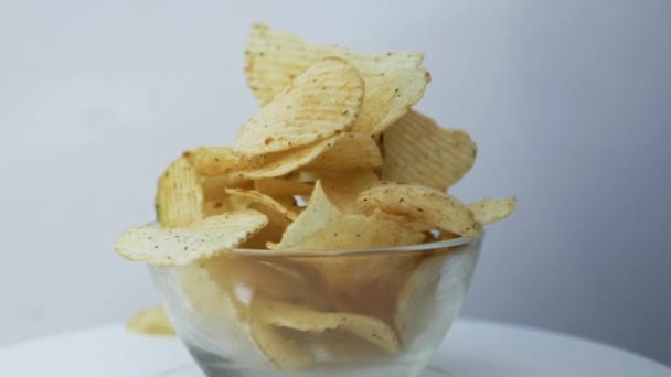 Aardappel Chips Roterende Slowely — Stockvideo