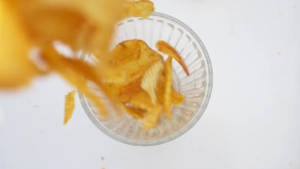 Jatuh Kentang Chips Terhadap Mangkuk Kaca — Stok Video