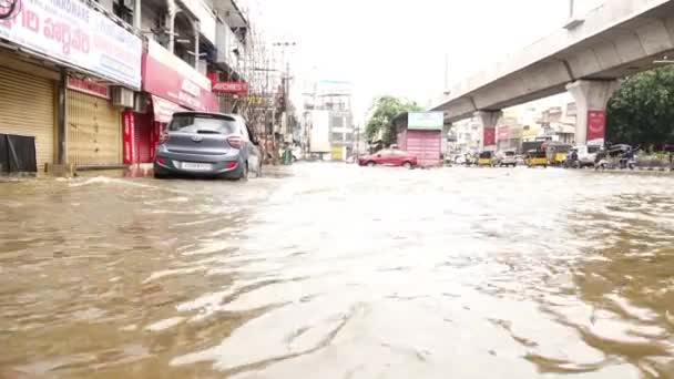 大雨により川が氾濫し 家屋や道路が浸水した Hyderabad — ストック動画