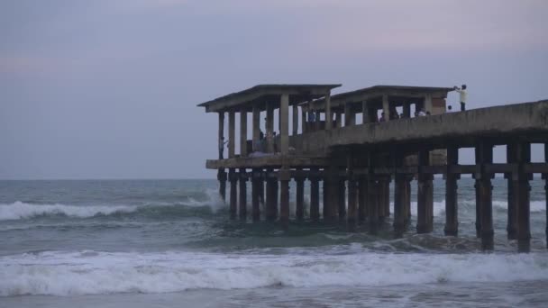 Deniz Manzarası Merkezinde Duran Insanlar Deniz Dalgaları Görüntüleri — Stok video
