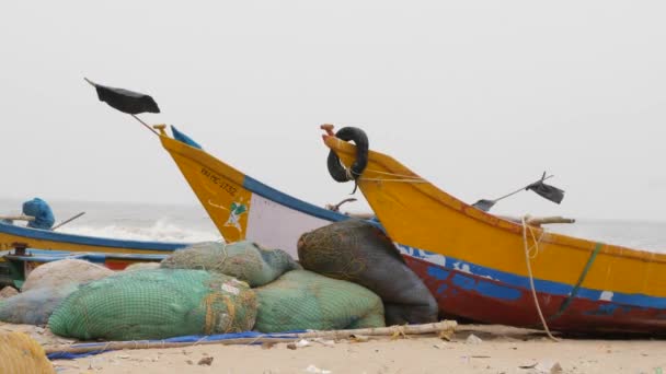 Barcos Pesca Redes Orilla Del Mar Brisa Que Sopla Ligeramente — Vídeo de stock