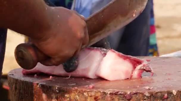テーブルの上で魚の肉を６つに切った男 — ストック動画